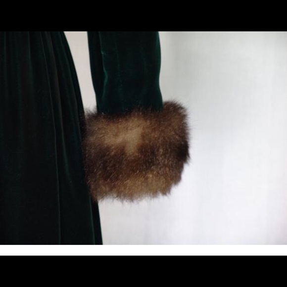 1970s Emerald Green Velvet Faux Fur Trim Dress - Picture 5 of 5